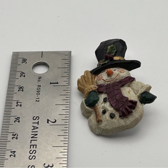 Small Novelty Vintage Textured 3D Snowman with Hat Pin Brooch Christmas Holidays - Picture 4 of 5